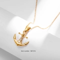 Collier pendentif ancre dorée avec oxydes de zirconium sur un présentoir minimaliste - Style d'Ancre Doré (N0131G)