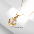 Collier pendentif ancre dorée avec cristaux blancs sur support d'exposition minimaliste - Style d'Ancre Doré (N0139G)