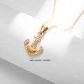 Collier pendentif ancre dorée avec oxydes de zirconium sur présentoir minimaliste - Style d'Ancre Doré (N0140G)