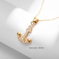 Collier avec pendentif ancre doré poli orné de cristaux scintillants sur fond blanc - Style d'Ancre Doré (N0142G)