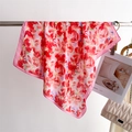 Elegante foulard in seta con stampa floreale rossa e bordi rosa su asta di metallo - Rosso