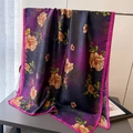 Écharpe élégante en soie avec pivoines roses sur un fond dégradé violet - Imprimé Pivoine Violette (XR2-1)
