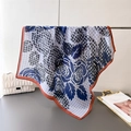 Blauwe sjaal met pied-de-poule patroon, rozenprint en oranje rand over een stang - Vierkante Stijl (FR88-1) / Marineblauw