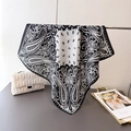 Dettaglio di un foulard in seta con motivo paisley bianco e nero e drappeggio morbido - Bianco e Nero (FR80-2)