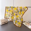 Elegante foulard in seta a fiori gialli con motivo a spina di pesce su supporto in metallo - 68x68cm / Giallo
