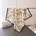 Leggero foulard quadrato a fiori con stampa di margherite gialle e bordo verde scuro - 68x68cm / Bordo Nero