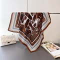 Dettaglio foulard in seta con motivo a catena appeso con borsa trapuntata - 68x68cm / FR95-1 Caffè