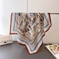 Elegante foulard di seta con motivi a catena e paisley marrone su supporto metallico - 68x68cm / FR95-2 Cachi