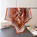 Dettaglio ravvicinato di sciarpa arancione in seta con motivi classici di bardatura e catene - 68x68cm / FR95-3 Rosso Arancio