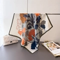Foulard carré en coton et lin avec motif floral orange et bordure rayée sur présentoir - 68*68cm / Bleu marine