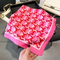 Foulard quadrato in seta rosa con motivi a cuori rossi ed elegante bordo largo - Cuore Rosa / 66-70CM