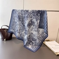 Carré en soie bleu et blanc avec motifs toile de jouy et pied-de-poule sur présentoir - Bleu Chasse en Forêt & Pied-de-Poule (FH1-3)