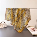 Foulard en soie jaune avec motif à chevrons et bordures à volutes brunes sur cintre - 70*70cm / Motif de Feuille Jaune (FH1-7)