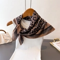 Sciarpa di seta leopardata double face con canotta bianca e accessori di lusso - 70*70cm / Caffè (Stampa Leopardata Classica)