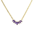 Elegante collana dorata con pendente a spiga in zircone viola taglio marquise su sfondo bianco - Colore Oro Pietra Viola