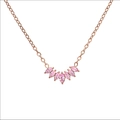 Collana a spiga in oro rosa con sette pietre marquise rosa su sfondo bianco - Colore Oro Piedra Rosa