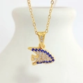 Dettaglio ravvicinato di un ciondolo a forma di pesce dorato con gemme blu e bianche - Pesce di Mare Oro (N0401G)