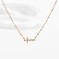 Elegante collana con croce dorata con zirconi micro-pavé e catena a maglie lucide - Croce Orizzontale Con Zirconi Completi Oro