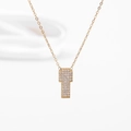 Collier élégant avec pendentif en T doré serti de zircons cubiques brillants - Plaque Carrée Or Sertie de Zircon Forme T
