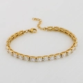 Detail van gouden tennisarmband met ovale zirkonia en verstelbare karabijnsluiting - Goud + Witte Steen