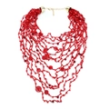 Collier plastron bohème multicouche en perles corail rouge avec fermoir doré sur fond blanc - Rouge