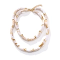 Collar de capas en resina jaspeada con cuentas y detalles de metal dorado - Blanco