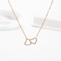 Collana in titanio dorato con cuori intrecciati e pietre di zircone scintillanti - Stile Doppio Cuore / Oro