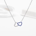 Collana in acciaio al titanio con ciondoli a cuore intrecciati e pietre blu e bianche - Stile Doppio Cuore Zircone Blu e Bianco / Colore acciaio