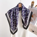 Elegante marineblauwe satijnen sjaal met koetsprint en gestreepte rand over de jurk - Paarse Koetsprent Stijl (FG8-2) / 70cm x 70cm