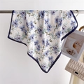 Nahaufnahme eines geblümten Seidenschals mit blauem Rand an einer Metallstange - 70*70cm / Blau-Violetter Floral-Blauer Rand-Stil (FG5-4)