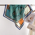 Dettaglio di un foulard in seta con stampe floreali geometriche e un drappeggio elegante - FG1-2 Verde / 70cm