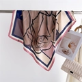 Dettaglio di un elegante foulard in seta con stampa floreale e bordo a contrasto - FG1-1 Caffè / 70cm