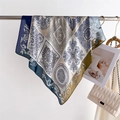 Elegante foulard di seta vintage con stampa barocca appeso accanto a una borsa a mano - 66-70CM / FJ964-2 Blu Navy e Caffè