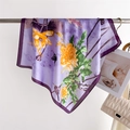Dettaglio di sciarpa in seta con stampa floreale loto e bordi orlati viola fini - 70cm / Viola (FG4-1)