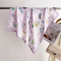Dettaglio di un foulard di seta con eleganti stampe di farfalle e loto in viola lavanda - Viola