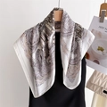 Elegante foulard in seta con stampa architettonica, motivi a onde e finitura satin - 70cm / Bianco