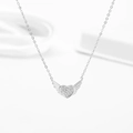 Collana a cuore in argento con ali d'angelo e intarsio di zirconi scintillanti - Stile Cuore Ali di Angelo / Colore acciaio