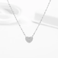Collana a cuore in titanio argento con pietre di zirconi scintillanti su fondo bianco - Stile Cuore Pieno / Colore acciaio