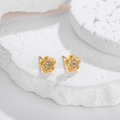 Eleganti orecchini a fiore dorati con scintillanti zirconi bianchi da donna - Orecchini a Bottone di Fiore di Prugno (E0071)
