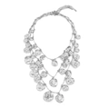 Collier argenté à trois rangs avec disques métalliques martelés irréguliers sur fond blanc - Argenté