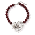Perlenkette mit dunkelroten Perlen und einem großen silbernen skulpturalen Blumenanhänger - Rote Perlen