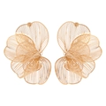 Orecchini a fiore in metallo dorato con design di petali 3D stratificati su sfondo bianco - Oro