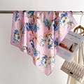 Dettaglio del foulard in seta rosa con motivi floreali blu e lucentezza naturale - 66-70CM / Viola (FJ984-1)