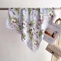 Vista dettagliata di un foulard in seta viola chiaro con stampa floreale e nappe eleganti - 66-70CM / Blu (FJ984-4)