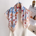 Elegante foulard in seta con stampa floreale a tulipano abbinato a borsa e abito bianco - Cachi