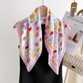 Elegante sciarpa in seta con stampe floreali di tulipani su una gruccia in legno - Rosa