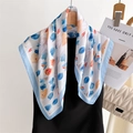 Elegante sciarpa in seta con stampe di tulipani colorati su una gruccia in legno - Blu