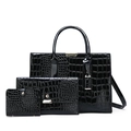 Dreiteiliges Set aus schwarzer Kunstkrokodilleder-Tasche mit goldener Hardware auf Weiß - Dreiteiliges Set / Schwarz Set