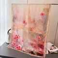 Détail d'une écharpe élégante en soie semi-transparente avec lotus rose et motifs floraux - Rose Lotus (XA2-1)