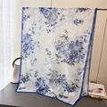 Détail d'une écharpe en soie à imprimé floral bleu avec motifs élégants de porcelaine fine - Bleu Fleuri (XA2-3)